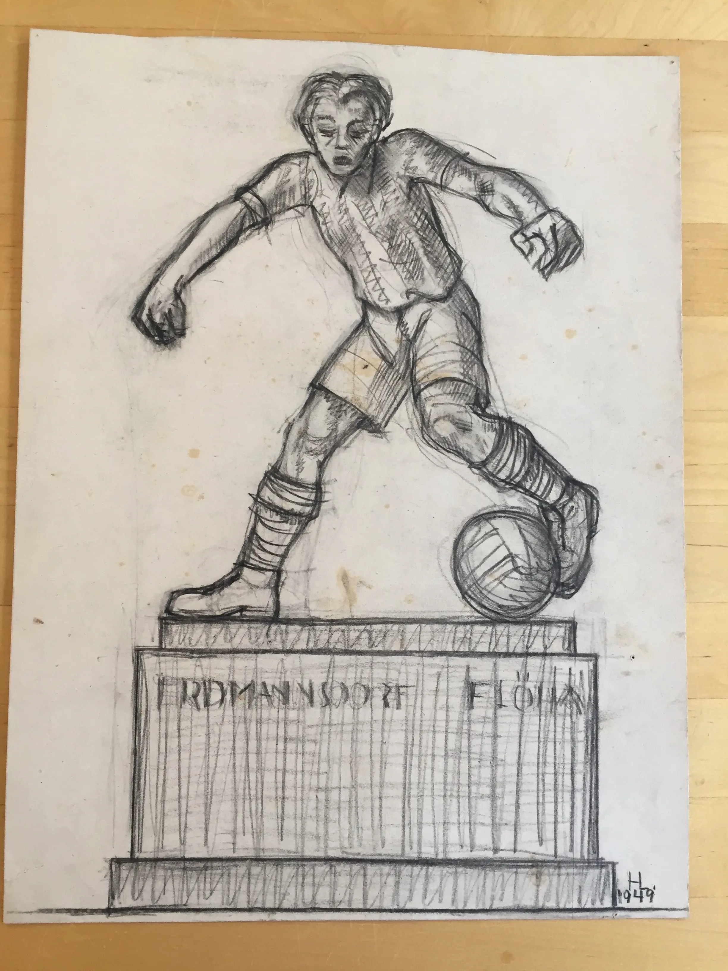 HL M14 16 Fußball auf Sockel